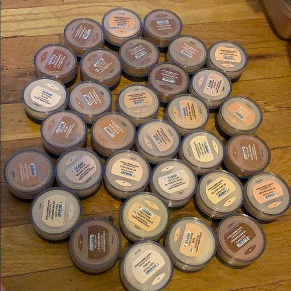 BARE MINERALS FOUNDATION ORIGINAL - Picture 2 of 3